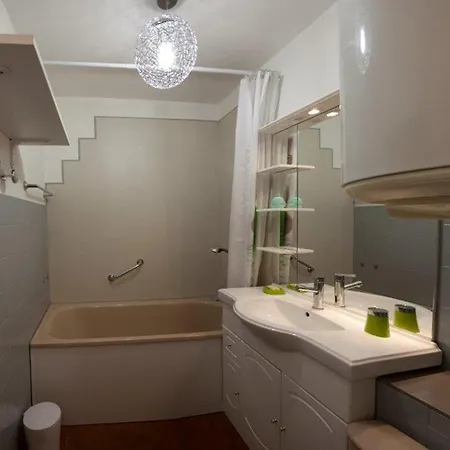 4 Pers, Proche Avec Parking Et Climatisation - Fr-1-803-81 Apartment